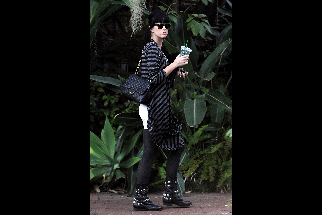 Katy Perry kombinerar väskan med nitprydda boots och take away-kaffe.