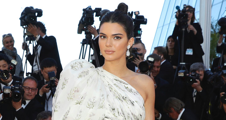 Kendall Jenner i en one shoulder klänning