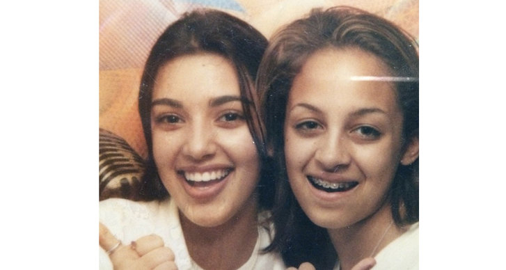 8. Kim är barndomskompis med Nicole Richie. Nicole har även gått i samma klass som Kourtney då de båda gick på University of Arizona.