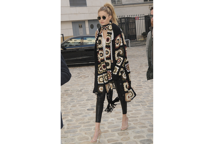 10. Utstickande accessoarer! Toppa dina vardagslook med en poncho eller sjal i ett härligt mönster a lá Gigi. 10. Utstickande accessoarer! Toppa dina vardagslook med en poncho eller sjal i ett härligt mönster a lá Gigi.