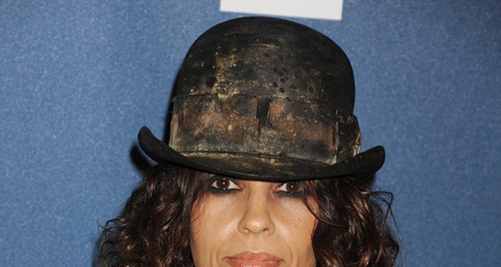 Linda Perry på GLAAD Media Awards. Jag kan bara älska denna obrydda look med sotade ögon och en hatt som ser ut att vara lånad från Rasmus på Luffen. Tillsammans med lite tattz och sköna ränder blir det high score.