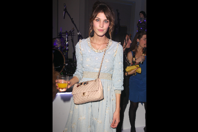 Alexa Chung med krämfärgad väska och pastellblå klänning, snyggt!
