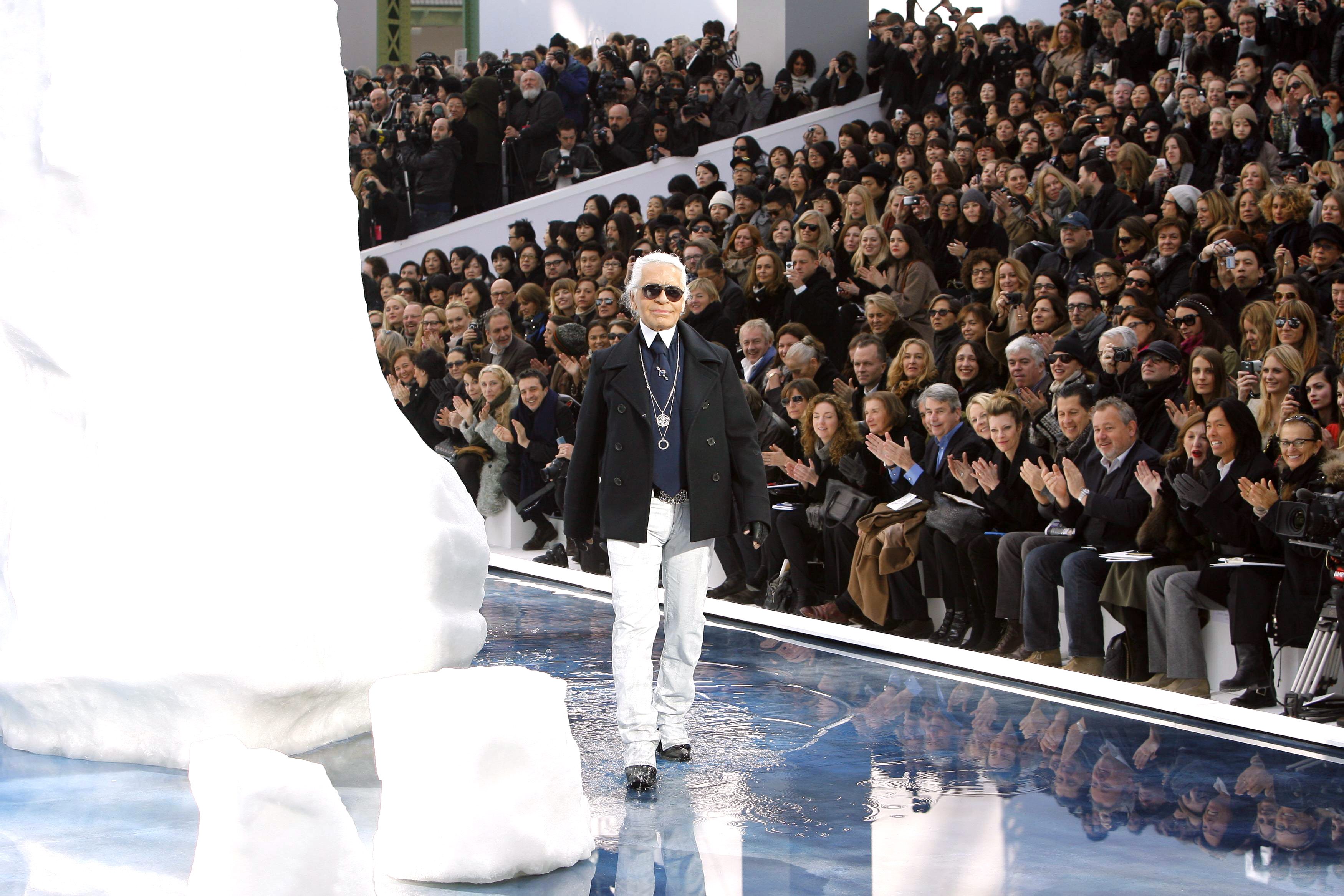 Designer Karl Lagerfeld tar emot publikens jubel.