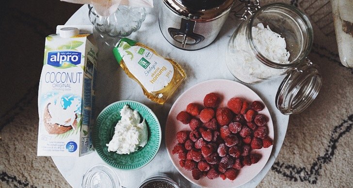 Du behöver: 1 sked kokosmjök, 1 dl grekiskt (eller valfri) yoghurt, en tesked honung, 2 dl frysta hallon och 1 dl frysta jordgubbar. Sen lite kokosflingor och chiafrön som topping.