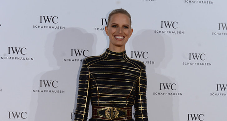 Karolina Kurkova i tight guldsvart fodral som får benen att se om möjligt ännu längre ut. 
