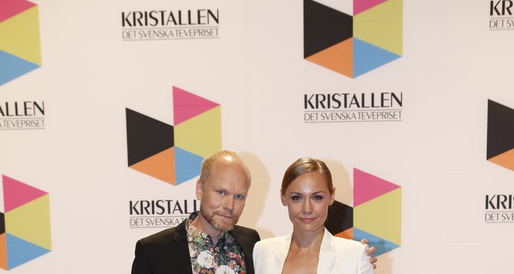 Kristian Luuk och Carina Berg. Tummen upp för Kristians blommiga skjorta! 