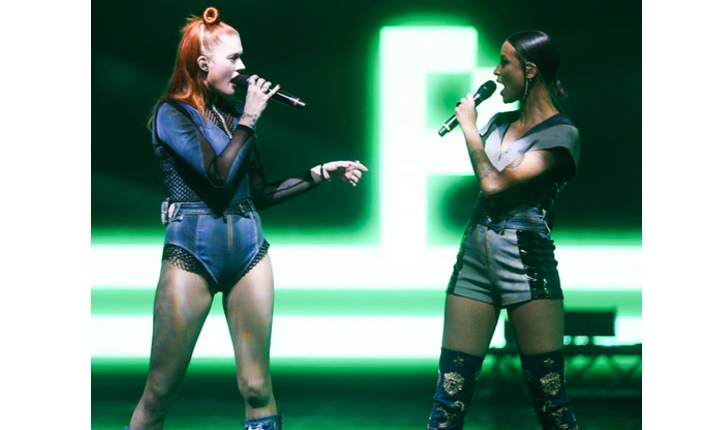 Icona Pop på scen Icona Pop på scen