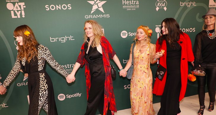 Flera svenska kvinnliga artister gick in på röda mattan och höll varandra i hand för att protestera mot sexuella övergrepp och trakasserier inom musikbranschen. 