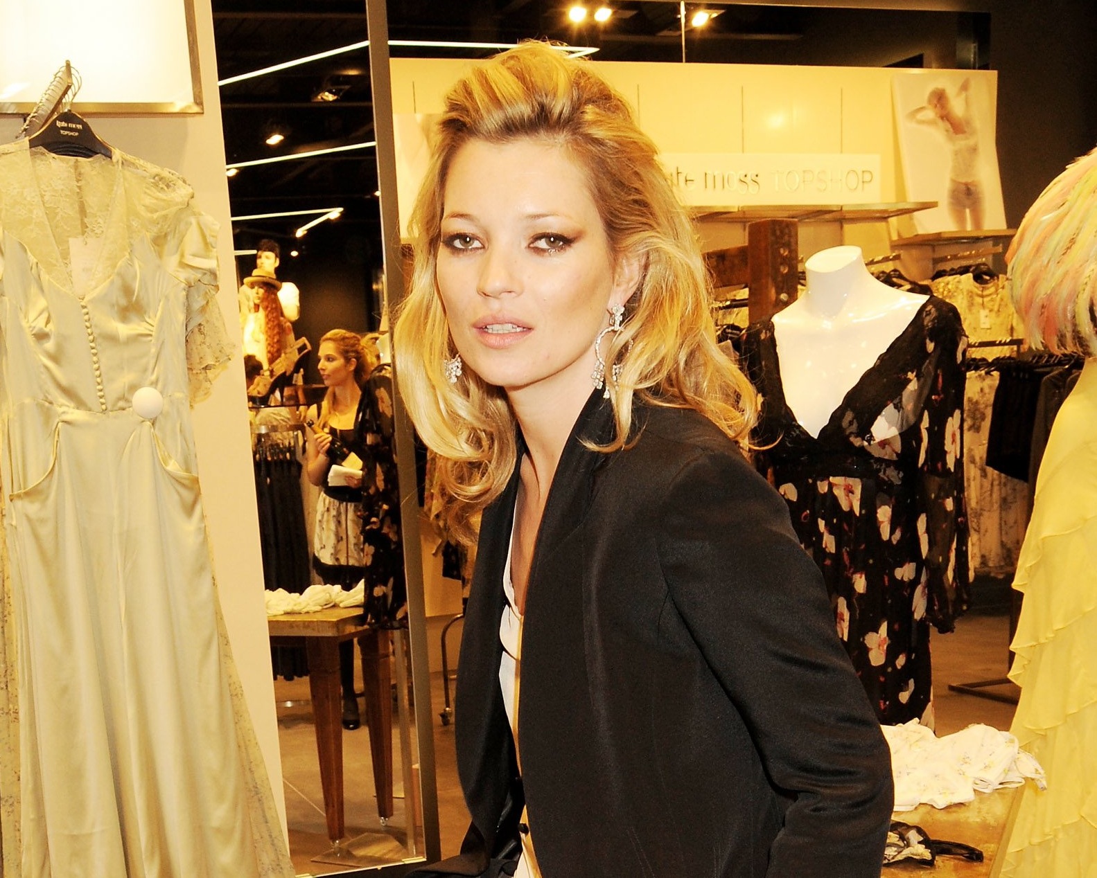 Kate Moss avslöjar sitt lite udda, men väldigt budgetvänliga skönhetsknep.