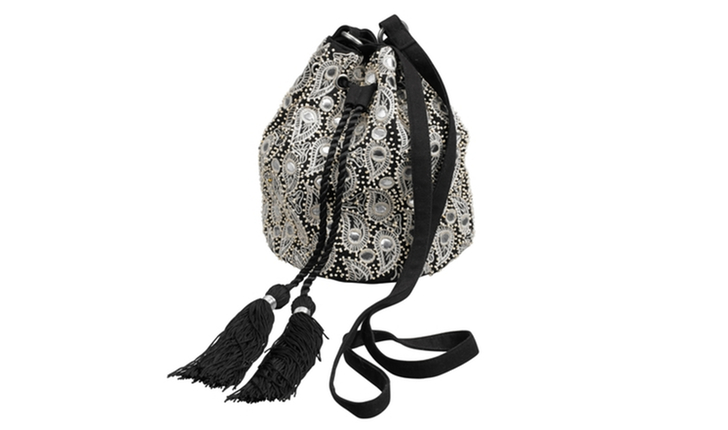 Bucketbag med paljetter och tofsar från Gina tricot, ca 400 kr. Bucketbag med paljetter och tofsar från Gina tricot, ca 400 kr.