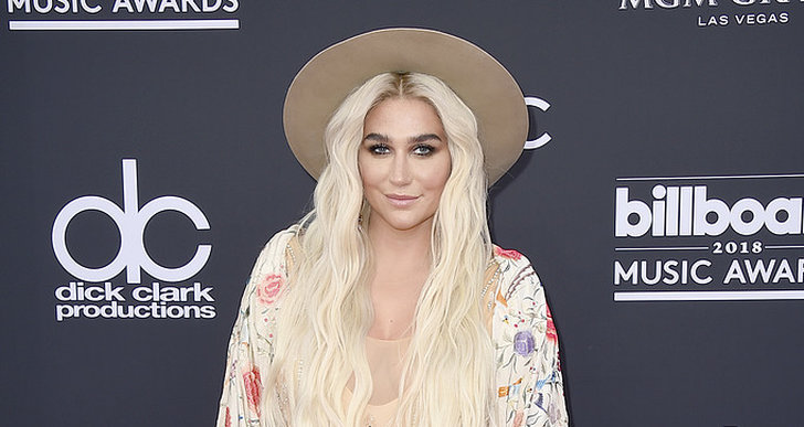 Kesha på röda mattan under Billboard Music Award 2018.