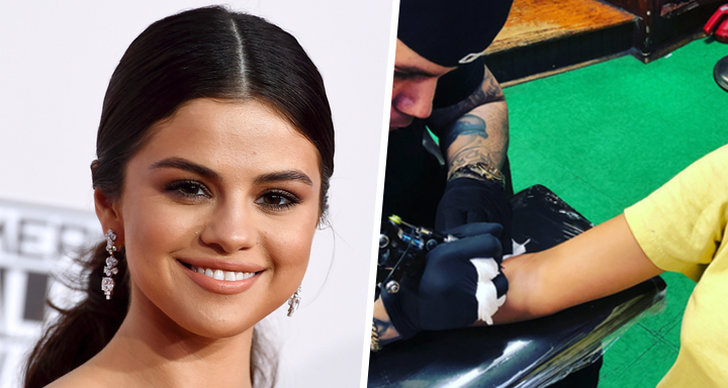 Till vänster visas en bild på Selenas ansikte och till höger ser man en bild när Selena blir tatuerad i armvecket.