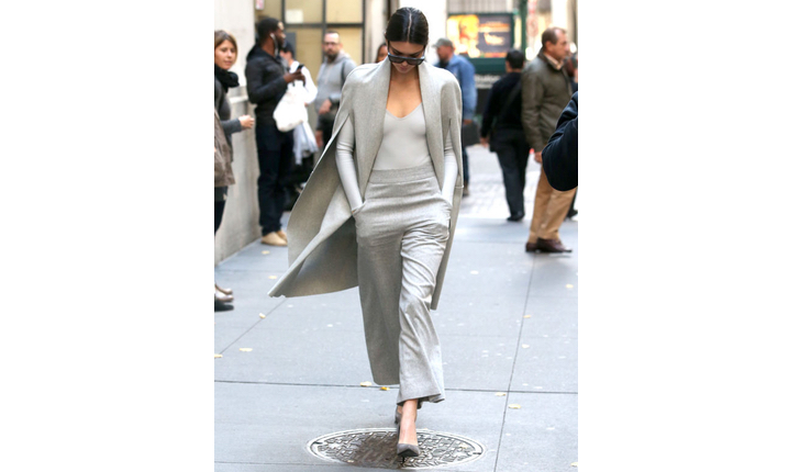 Kendall gillar att köra outfits där allt går ton i ton. Supersnyggt tycker vi! Kendall gillar att köra outfits där allt går ton i ton. Supersnyggt tycker vi!