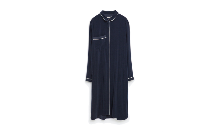 Lång mörkblå skjorta i pyjamaslock från Zara, ca 350 kr. Lång mörkblå skjorta i pyjamaslock från Zara, ca 350 kr.
