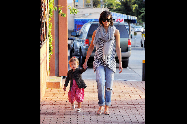 Jessica Alba och söta dottern Honor på promenad. 