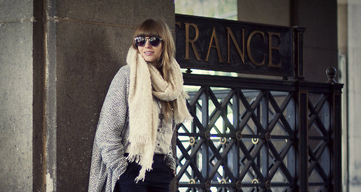 Lisa från New York i mysig grå oversizad kappa matchat med en lika stor halsduk. http://lookbook.nu/preoccupiedramblings
